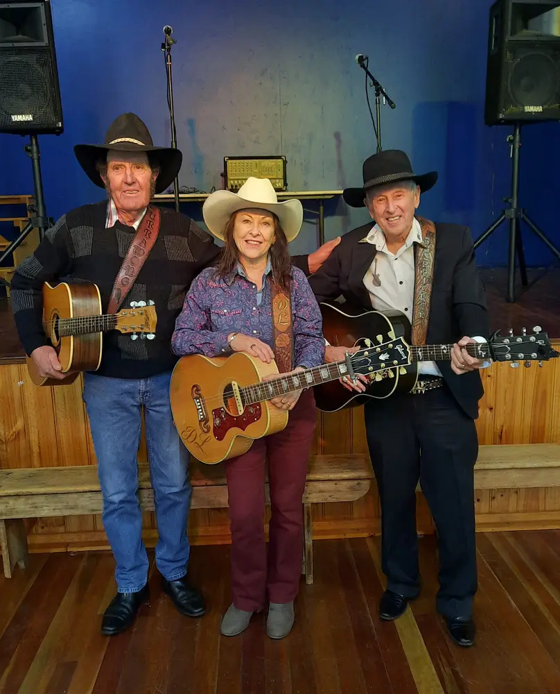 Ernie with fellow bush balladeers Dianne Lindsay and Pete Simpson